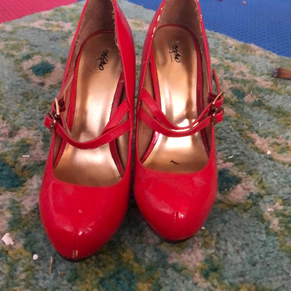Red  pumps